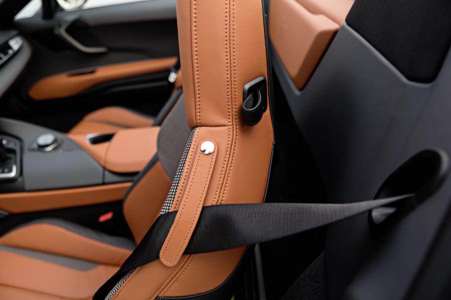 Детали интерьера BMW i8 Roadster (I15) 2018 года  (WW) (фото 95 из 198)